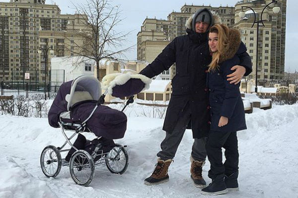 Родители души не чают в маленькой дочери Родители души не чают в маленькой дочери