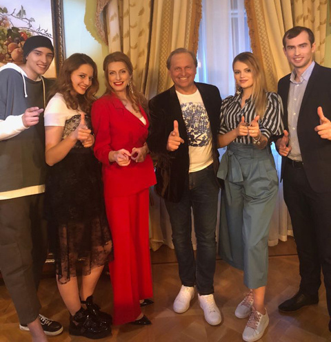 Главный герой проекта с семьей Главный герой проекта с семьей