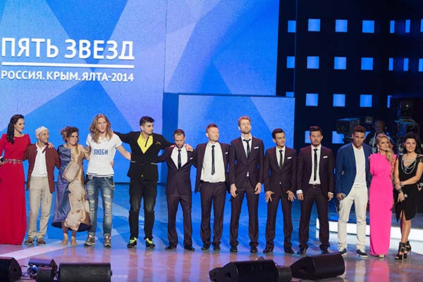 Анна Королева, третья справа – та самая, которой поклонился Виктор Дробыш Анна Королева, третья справа – та самая, которой поклонился Виктор Дробыш