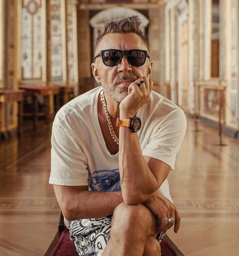 Сергей Шнуров сохраняет невозмутимость Сергей Шнуров сохраняет невозмутимость