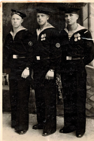 Моряк Громов (в центре) с фронтовыми друзьями, 1940-е годы Моряк Громов (в центре) с фронтовыми друзьями, 1940-е годы