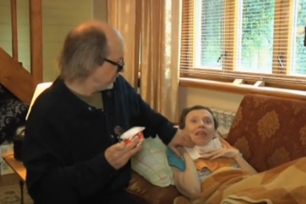 Актер ухаживает за больной женой Актер ухаживает за больной женой