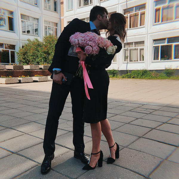 Молодой человек не мог пропустить последний звонок Саши Молодой человек не мог пропустить последний звонок Саши