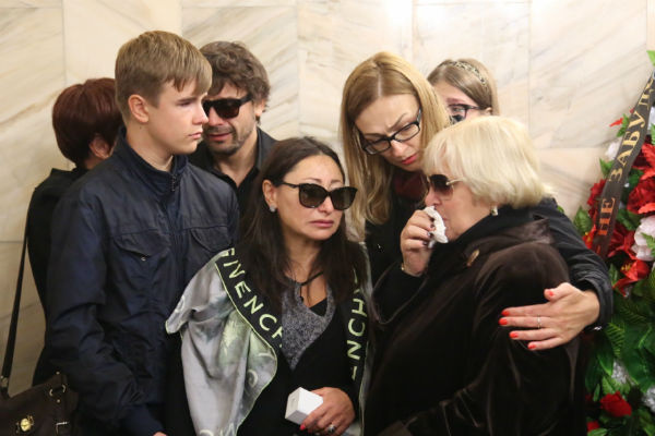 На прощание с продюсером собрались родственники, друзья и коллеги На прощание с продюсером собрались родственники, друзья и коллеги