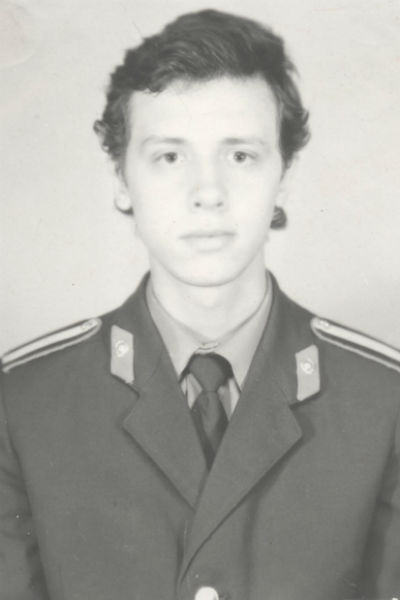 В 1993 году Мелихов вернулся из армии и устроился на работу в милицию В 1993 году Мелихов вернулся из армии и устроился на работу в милицию