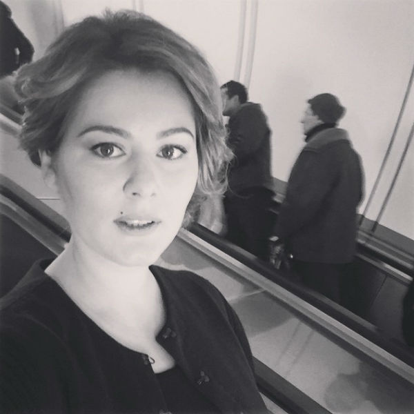 Актриса и депутат даже сделала фото на память, стоя на ступенях эскалатора Актриса и депутат даже сделала фото на память, стоя на ступенях эскалатора