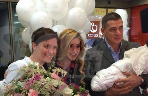 Ксения Бородина с новорожденной дочерью, мужем и главврачом ПМЦ Татьяной Олеговной Нормантович Ксения Бородина с новорожденной дочерью, мужем и главврачом ПМЦ Татьяной Олеговной Нормантович