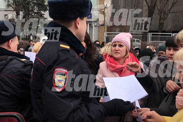 Люди на улице, так как двери здания, где должно было проходить событие, оказались закрытыми Люди на улице, так как двери здания, где должно было проходить событие, оказались закрытыми