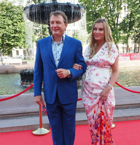 Марат Башаров и его беременная избранница Елизавета скупают гаджеты для будущего сына Марат Башаров и его беременная избранница Елизавета скупают гаджеты для будущего сына