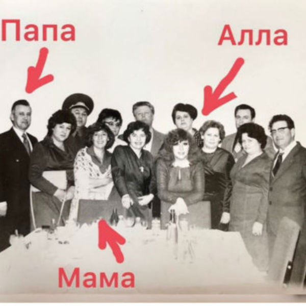 «Фотобомба из прошлого! 1979 год. ГДР. Мои родители на ужине с Аллой», – подписал снимок Максим «Фотобомба из прошлого! 1979 год. ГДР. Мои родители на ужине с Аллой», – подписал снимок Максим