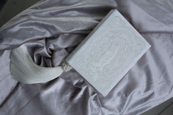 Свадебный Клатч-книгу из бархата с жемчугом для Рапунцель выполнил бренд Central Library. Внутри него написано тайное послание будущему мужу. 
