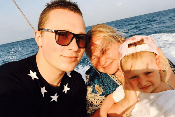 Актриса с бывшим мужем и дочерью Варей Актриса с бывшим мужем и дочерью Варей
