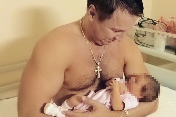 «Я всей душой полюбил эту чудесную девочку, а она, похоже, пока ко мне присматривается!», - гласит надпись под фото Алексея Дайнеко с новорожденной дочкой на руках. «Я всей душой полюбил эту чудесную девочку, а она, похоже, пока ко мне присматривается!», - гласит надпись под фото Алексея Дайнеко с новорожденной дочкой на руках.