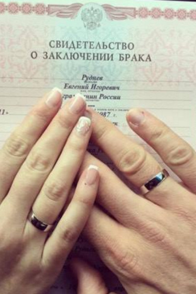 Молодожены засняли свидетельство о браке Молодожены засняли свидетельство о браке