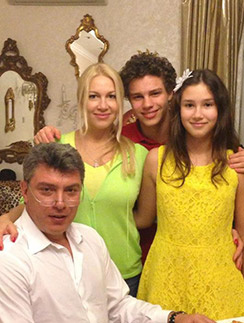 Борис Немцов, Екатерина Одинцова, Антон поздравляют Дину с днем рождения, 1 апреля 2013 года Борис Немцов, Екатерина Одинцова, Антон поздравляют Дину с днем рождения, 1 апреля 2013 года