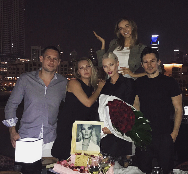 Алена Шишкова с Павлом Дуровым и друзьями на вечеринке в ОАЭ Алена Шишкова с Павлом Дуровым и друзьями на вечеринке в ОАЭ