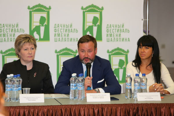 Слева-направо: глава администрации Плёсского городского поселения Ольга Орлова, председатель совета города Тимербулат Каримов и президент Дачного фестиваля имени Шаляпина Инга Каримова Слева-направо: глава администрации Плёсского городского поселения Ольга Орлова, председатель совета города Тимербулат Каримов и президент Дачного фестиваля имени Шаляпина Инга Каримова