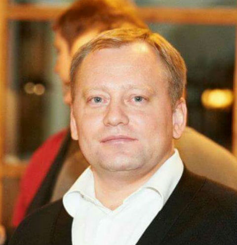 Сергей Ткаченко не смог удержать равновесие на подоконнике Сергей Ткаченко не смог удержать равновесие на подоконнике