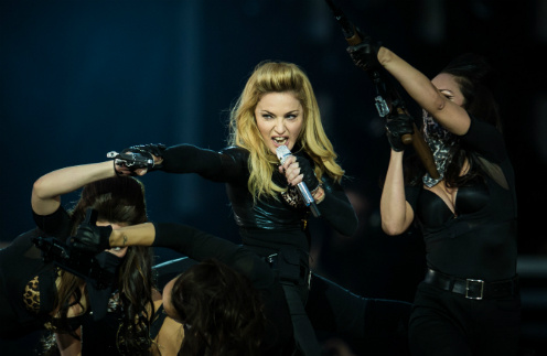 Мадонна на концерте в рамках своего тура MDNA Мадонна на концерте в рамках своего тура MDNA