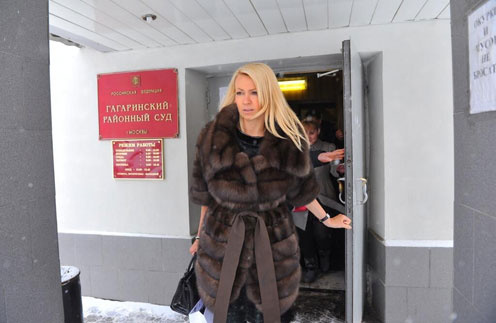 Яна Рудковская на выходе из Гагаринского суда Яна Рудковская на выходе из Гагаринского суда