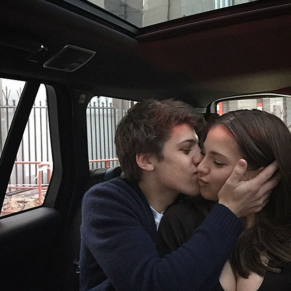 Несмотря на то, что Алеся и Никита не женаты, девушка все равно зовет его мужем Несмотря на то, что Алеся и Никита не женаты, девушка все равно зовет его мужем