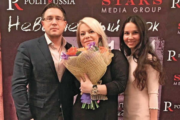 Судя по Инстаграму Александра, он работает почти со всем шоу-бизнесом. На фото - с Яной Поплавской и женой Еленой Судя по Инстаграму Александра, он работает почти со всем шоу-бизнесом. На фото - с Яной Поплавской и женой Еленой