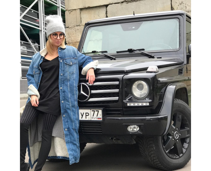 Анита Вяткина пока еще со своим авто Анита Вяткина пока еще со своим авто