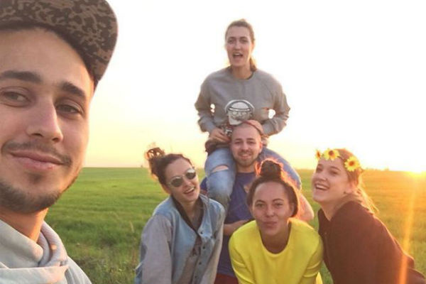 Полина и Никита с друзьями Полина и Никита с друзьями