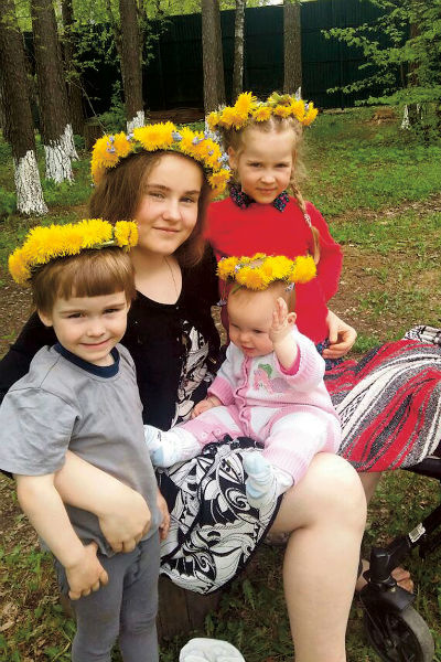 Старшая дочь, 16-летняя Лиза, помогает маме с младшими: Семеном, Клавой и Маргаритой Старшая дочь, 16-летняя Лиза, помогает маме с младшими: Семеном, Клавой и Маргаритой