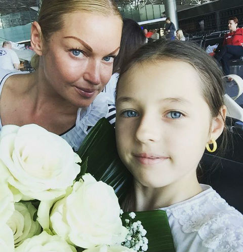 Анастасия Волочкова с дочерью выбирают одинаковые наряды Анастасия Волочкова с дочерью выбирают одинаковые наряды