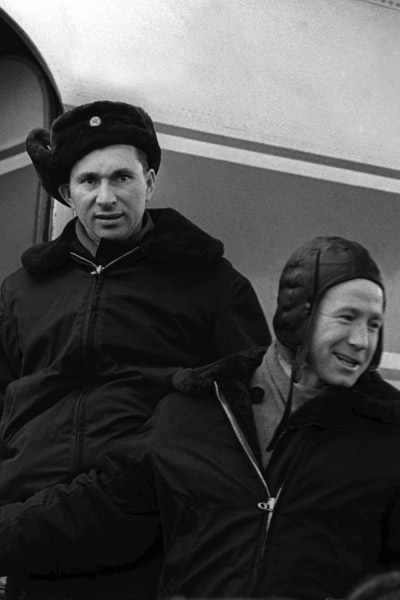 Павел Беляев и Алексей Леонов в 1965 году перед отлетом на космодром Байконур Павел Беляев и Алексей Леонов в 1965 году перед отлетом на космодром Байконур