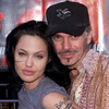 Анджелина Джоли носила на шее медальон с кровью мужа