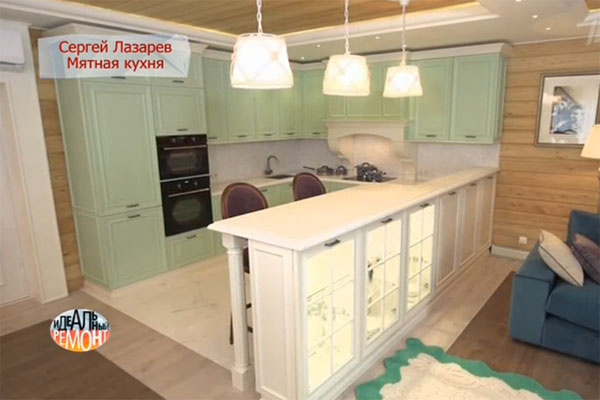 Особое место в кухне занимает барная стойка с деревянными колоннами и стеклянными витринами Особое место в кухне занимает барная стойка с деревянными колоннами и стеклянными витринами