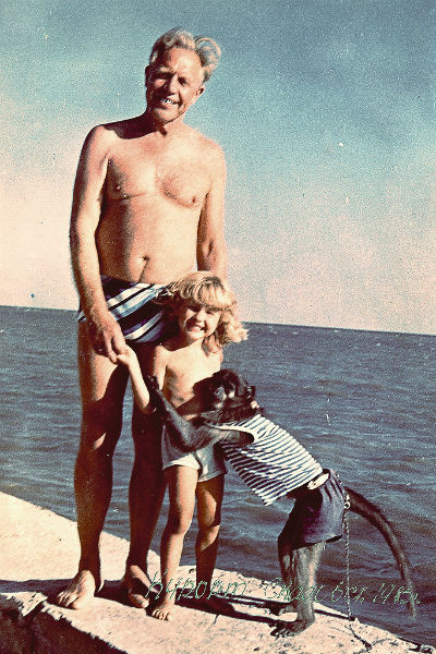 Дедушка с Наташей на Черноморском побережье в Скадовске, 1980-е годы Дедушка с Наташей на Черноморском побережье в Скадовске, 1980-е годы