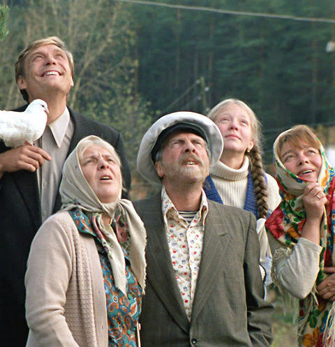 Фильм «Любовь и голуби» вышел на экраны 7 января 1985 года Фильм «Любовь и голуби» вышел на экраны 7 января 1985 года