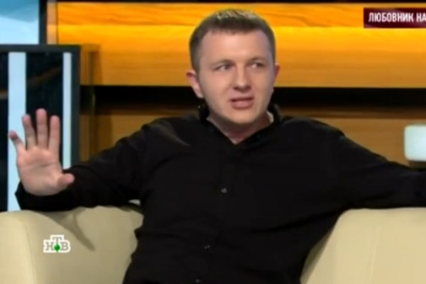Илья считает себя знаменитостью, а потому считал траты девушки благодарностью за свое внимание Илья считает себя знаменитостью, а потому считал траты девушки благодарностью за свое внимание