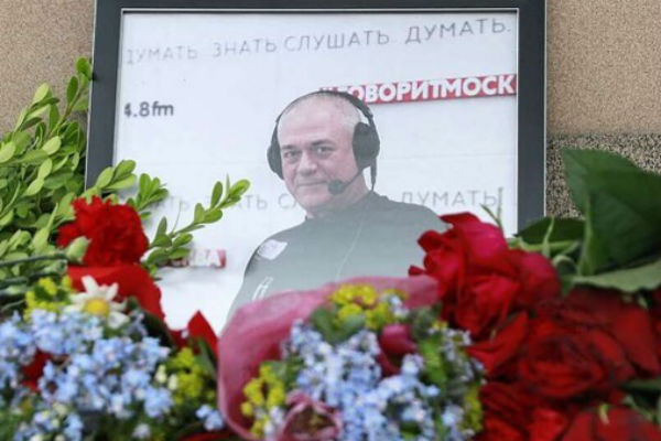 Поклонники несут цветы на Троекуровское кладбище Поклонники несут цветы на Троекуровское кладбище