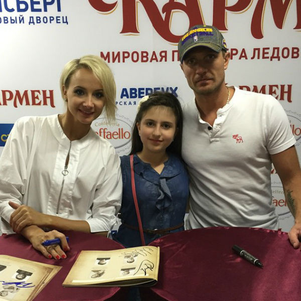 Пара во время автограф сессии с юной поклонницей Пара во время автограф сессии с юной поклонницей