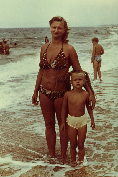 Анна с мамой Татьяной на Черном море, 1985 год Анна с мамой Татьяной на Черном море, 1985 год