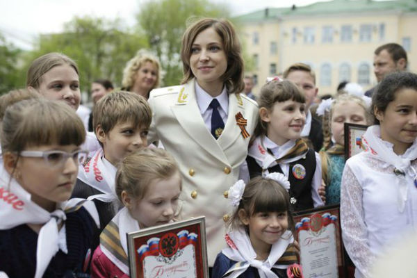 Наталья Поклонская общается с крымскими детьми Наталья Поклонская общается с крымскими детьми