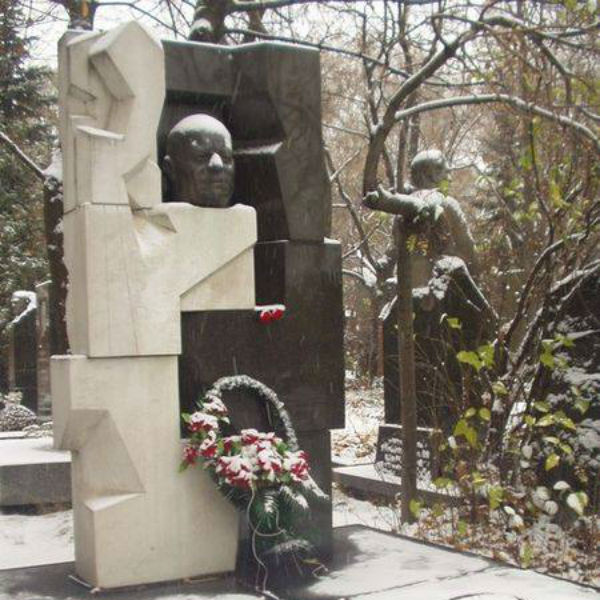 Надгробие на могиле Никиты Хрущева, созданное Эрнстом Неизвестным Надгробие на могиле Никиты Хрущева, созданное Эрнстом Неизвестным