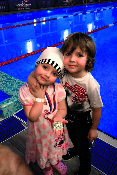 В конце прошлого года Лиза получила свою первую медаль за плавание