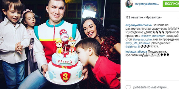 Трехлетний сын супругов Ваня с нескрываемым удовольствием пробовал на вкус свой именинный торт Трехлетний сын супругов Ваня с нескрываемым удовольствием пробовал на вкус свой именинный торт
