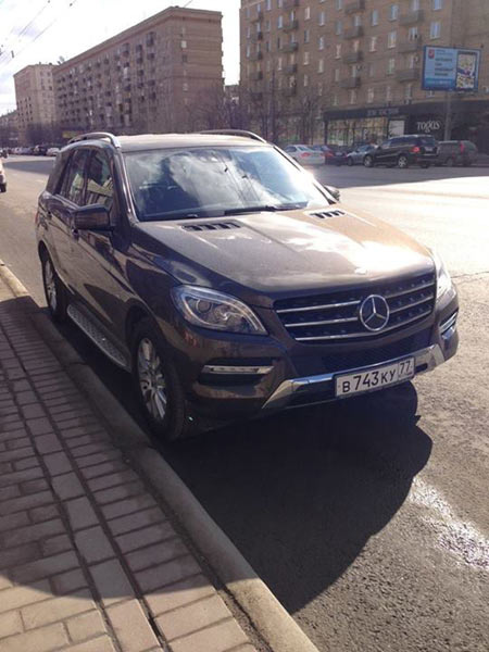 Так выглядит угнанное авто Серова. Приметы: Mercedes ML, номер В 743 КУ (77), цвет коричневый. Любого, кто видел машину, просят, не откладывая, звонить 911 Так выглядит угнанное авто Серова. Приметы: Mercedes ML, номер В 743 КУ (77), цвет коричневый. Любого, кто видел машину, просят, не откладывая, звонить 911