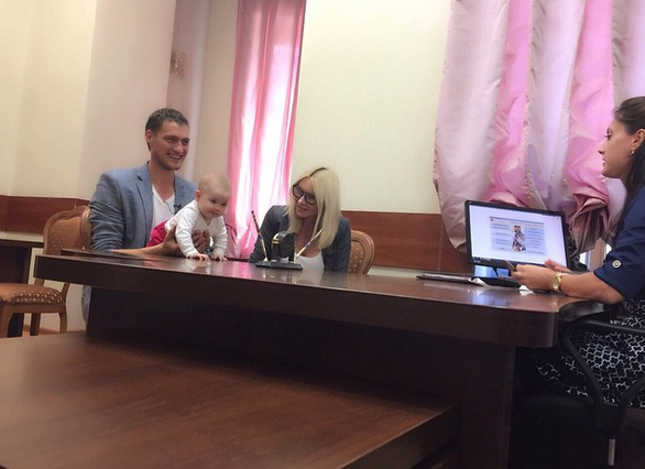 Элина, Александр и их дочь Сашенька в Кутузовском загсе Элина, Александр и их дочь Сашенька в Кутузовском загсе