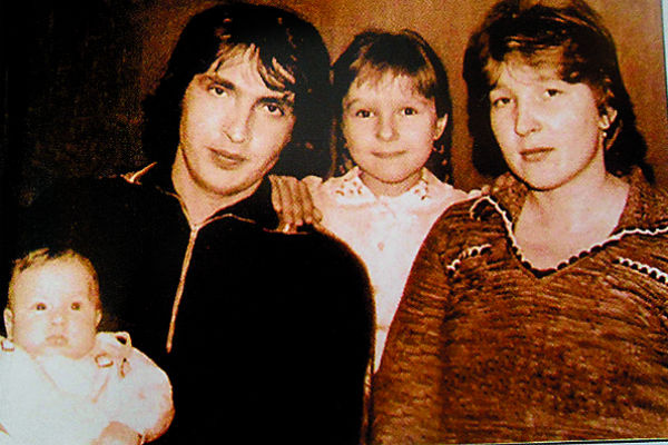 Маленький Женя с родителями и старшей сестрой Леной, 1983 год Маленький Женя с родителями и старшей сестрой Леной, 1983 год