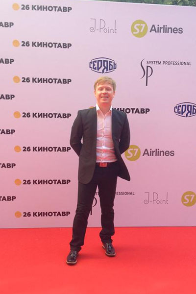 Атласное черное платье с кружевом Атласное черное платье с кружевом