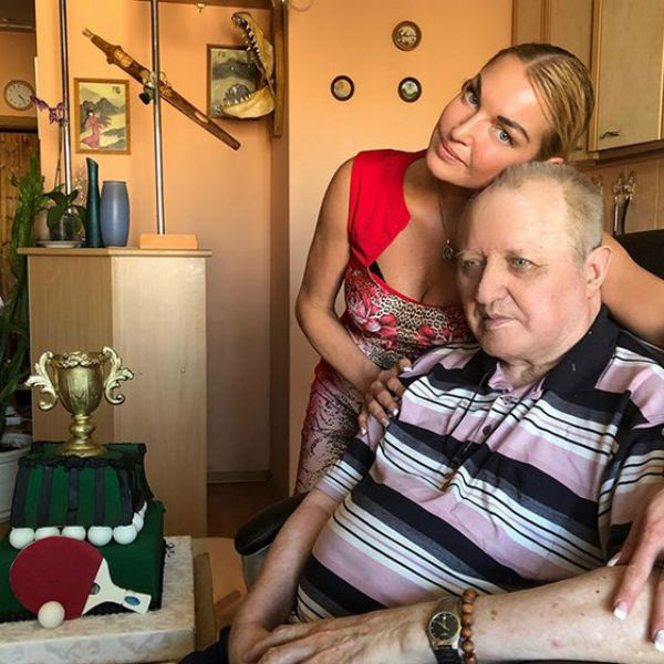 На день рождения Волочкова подарила отцу торт с теннисной ракеткой На день рождения Волочкова подарила отцу торт с теннисной ракеткой
