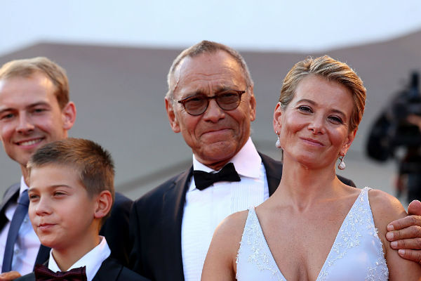 Андрей Кончаловский вместе с семьей на премьере фильма «Рай» Андрей Кончаловский вместе с семьей на премьере фильма «Рай»