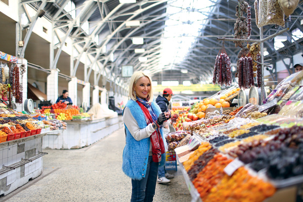 Продукты для семьи Лера покупает на Кузнечном рынке Продукты для семьи Лера покупает на Кузнечном рынке